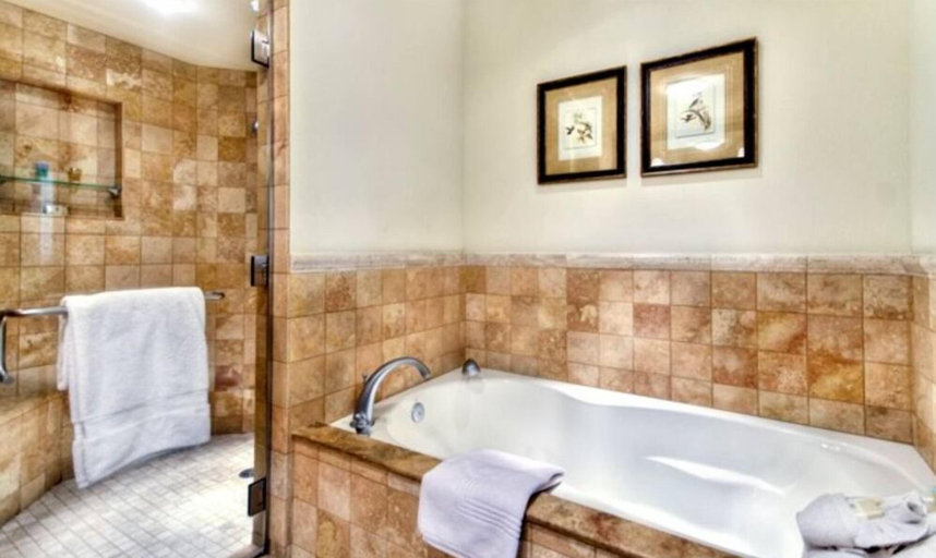 Bathroom 3, Luxury Beach Front Villa - Kolea, Hawaii