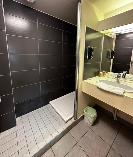 Bathroom 5, Hotel Terminus - Pizzeria Pizz'A Gogo, Jura
