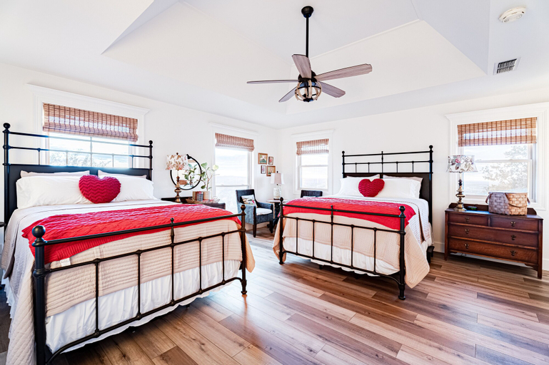Bedroom 2, Winding River Panoramic Lookout, Travis
