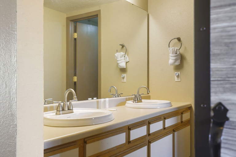 Bathroom 4, Pond View Escape, Taney