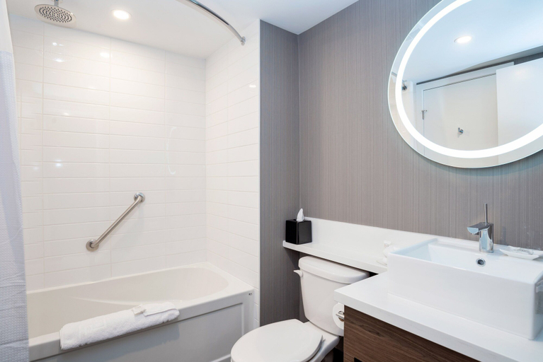 Bathroom 4, Sandman Signature St. John's Hotel, Division No. 1