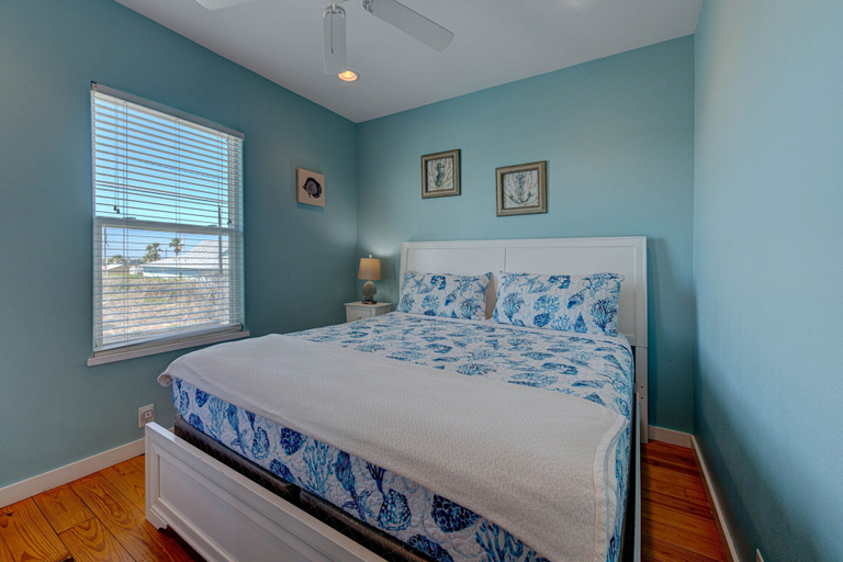 Bedroom 3, Tequila Sunrise, Nueces