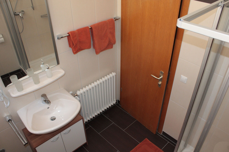 Bathroom 5, Thai Tawan Apartments, Emmendingen