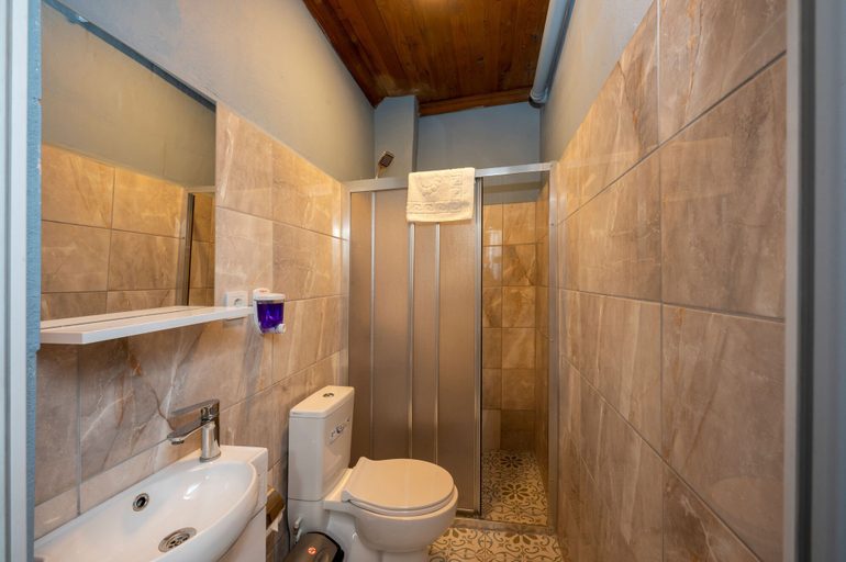 Bathroom 5, Taksim Antique Hotel, Beyoğlu
