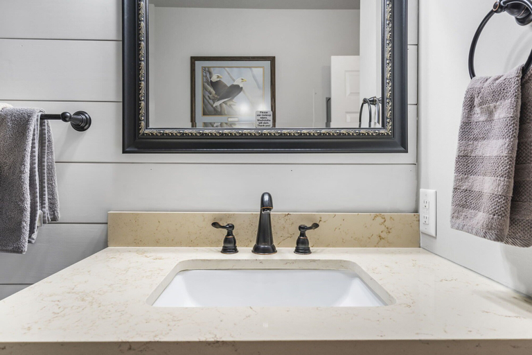 Bathroom 4, Suite Outlook, Taney