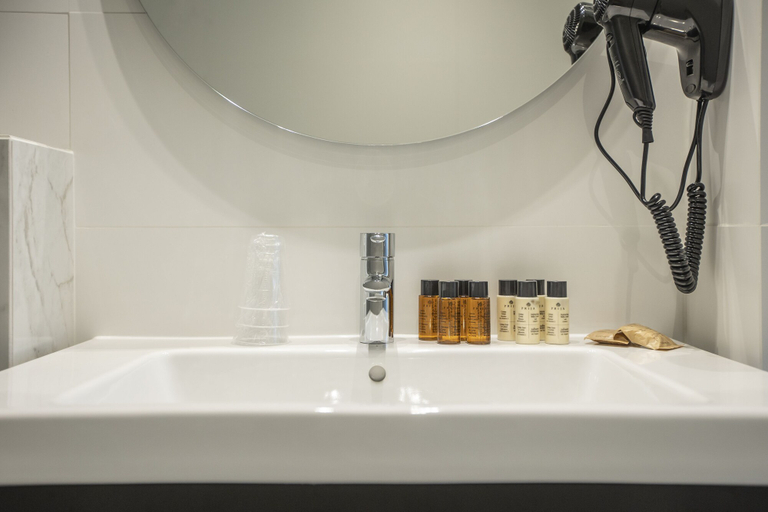 Bathroom 3, Fontanella by BCN URBAN ROOMS, Barcelona