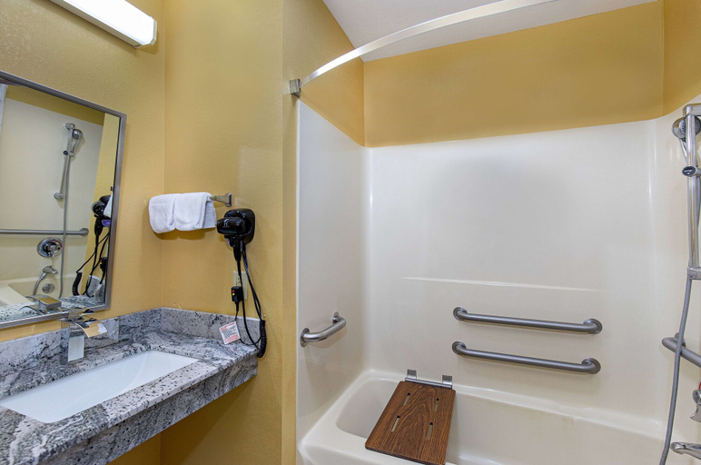 Bathroom 4, Super 8 by Wyndham Eddyville/Kuttawa, Lyon