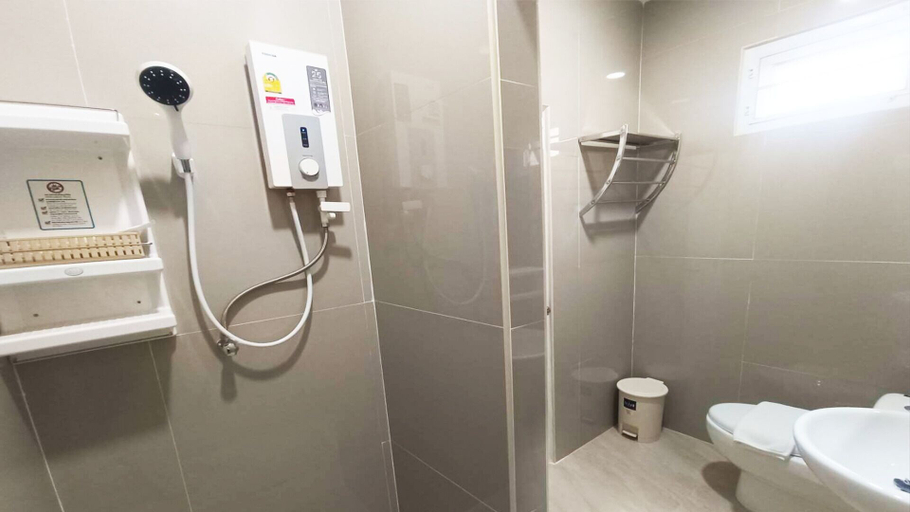 Bathroom 3, P.T. Grand Hotel, Muang Kanchanaburi