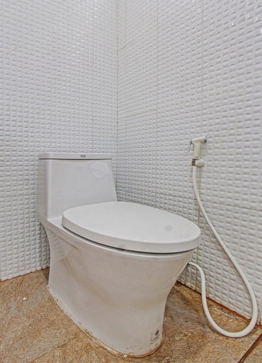 Bathroom, Capital O 91384 Rintaka Residence, Lombok
