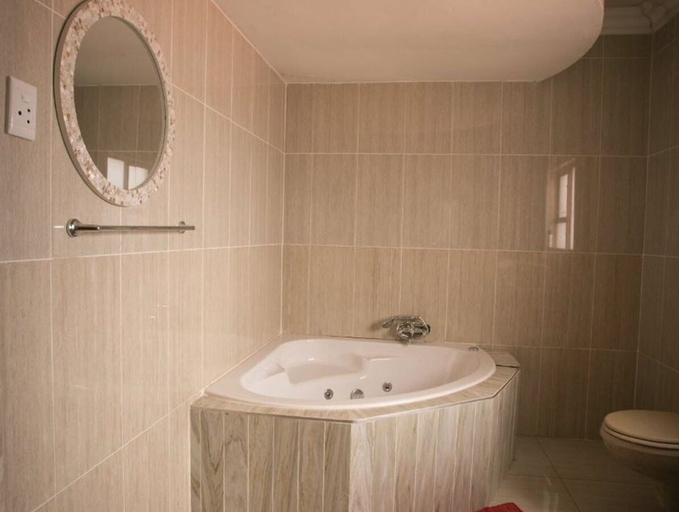 Bathroom 4, Ein Gedi Premier Lodge, Frances Baard