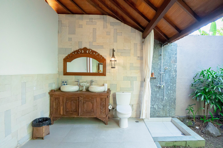 Bathroom 16