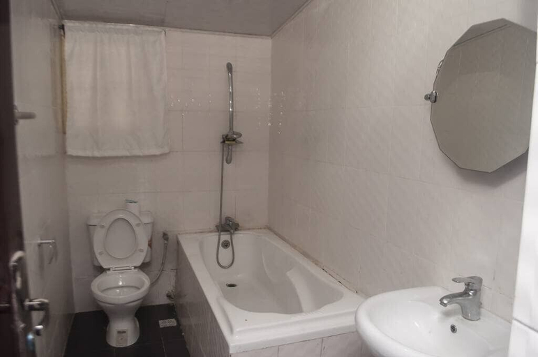 Bathroom, Labake Cottage Hotel, Obio/Akp