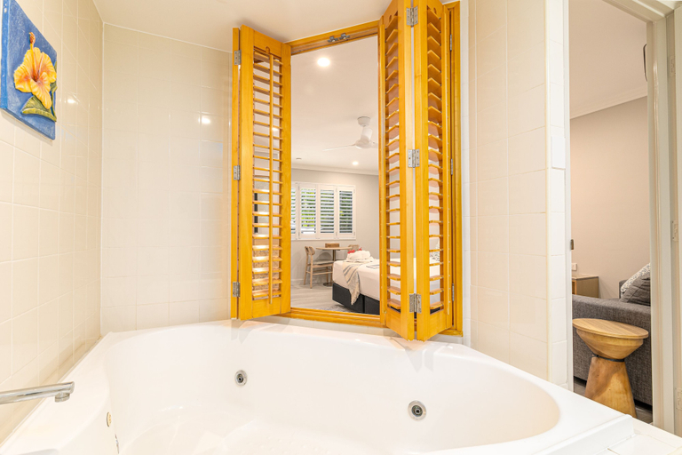 Bathroom 3, Seahaven Resort, Rowes Bay-Belgian Gardens