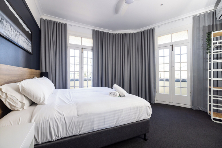 Bedroom 2, The Albion Hotel, Newcastle - Inner City