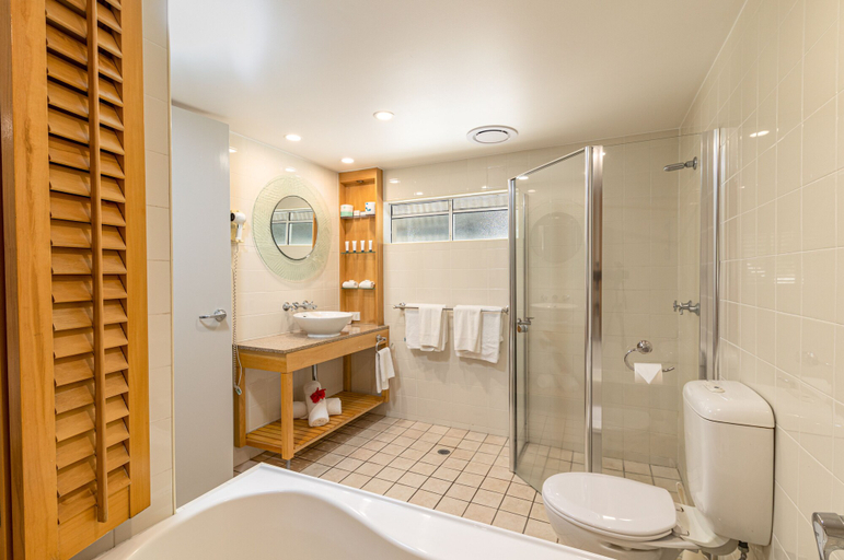 Bathroom 4, Seahaven Resort, Rowes Bay-Belgian Gardens
