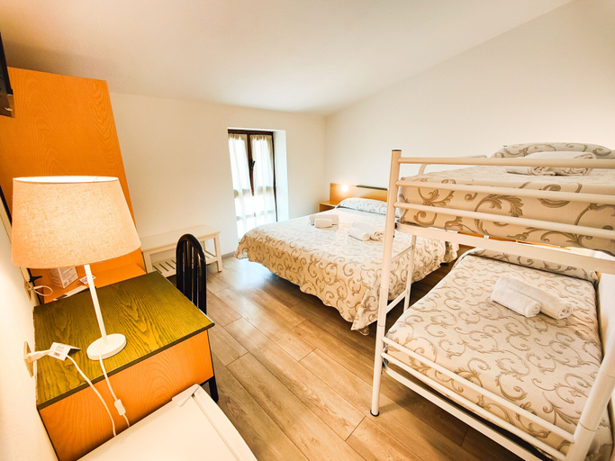 Bedroom 2, ALBERGO B&B TENESI, Brescia