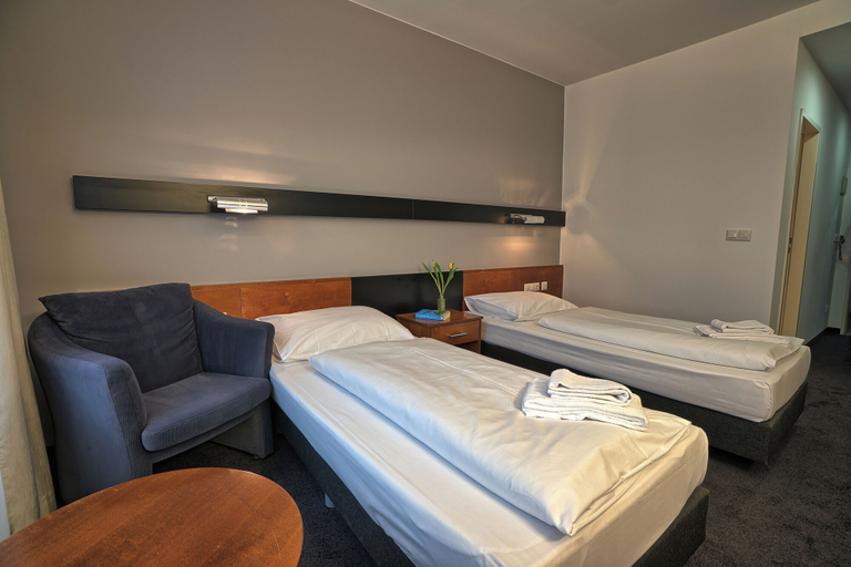 Bedroom 3, Hotel4you, Erding