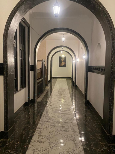 Others 5, Gresham Hotel, Qasr an-Nil