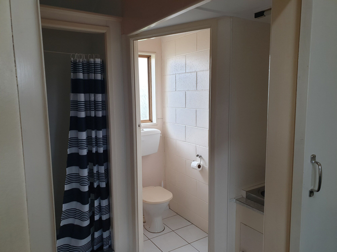Bathroom 4, Castletown Motel, Horowhenua