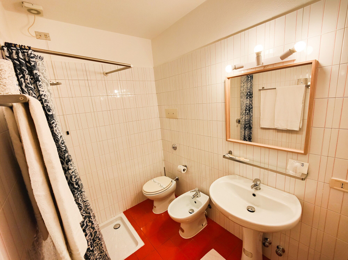 Bathroom 3, ALBERGO B&B TENESI, Brescia
