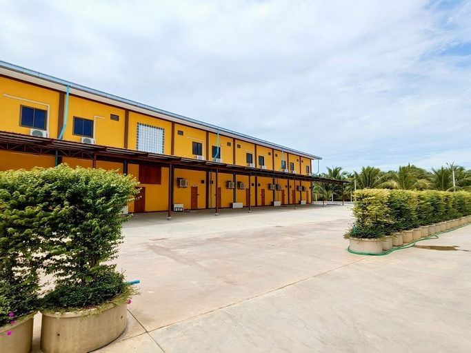 Exterior & Views 24