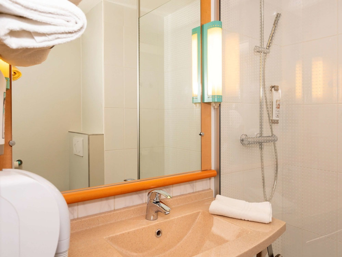 Bathroom 4, ibis Saint Die des Vosges, Vosges