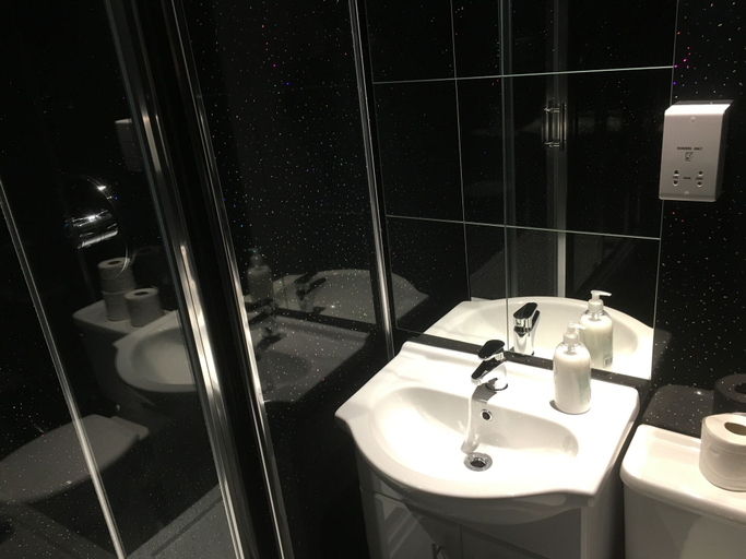 Bathroom 4, Chase The Wild Goose Hostel, Highland