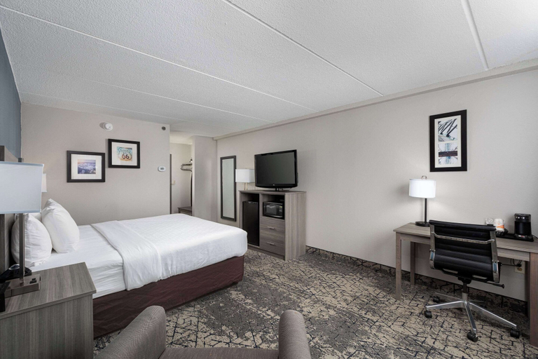 Bedroom 4, Clarion Hotel & Convention Center Joliet, Will