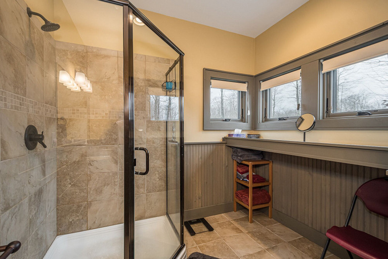 Bathroom 3, "won" on Ten, Garrett