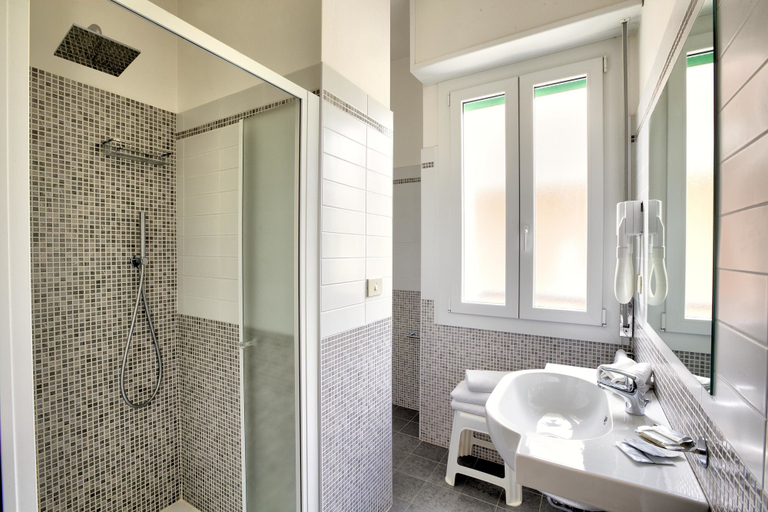 Bathroom 5, Hotel Bremen, Rimini