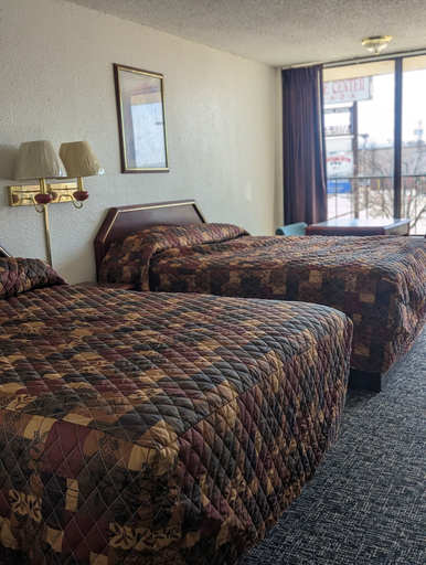 Bedroom 2, Luxury Inn, Canadian