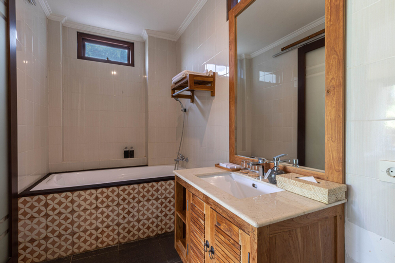 Bathroom 10