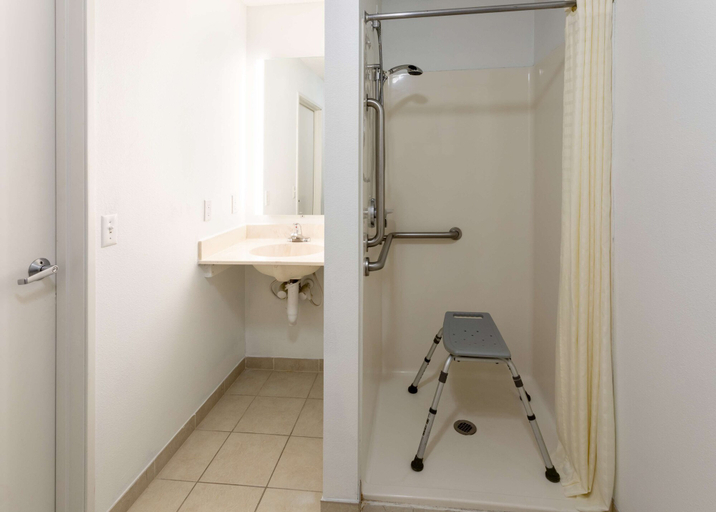 Bathroom 3, GrandStay Hotel and Conference, Dakota