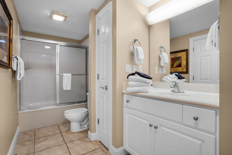Bathroom 3, Treasure Island 1804, Bay