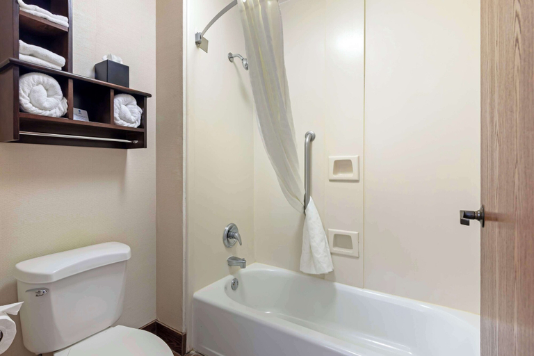 Bathroom 4, Best Western Colonial Inn, Crisp