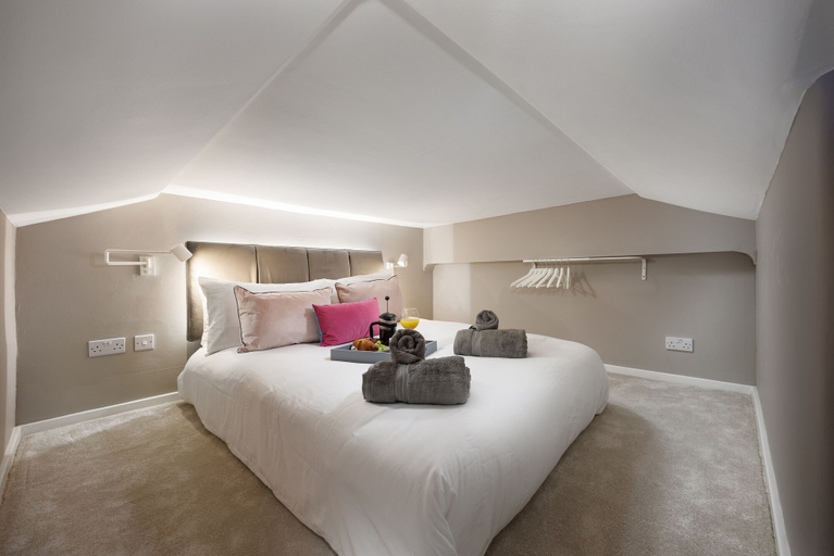 Bedroom, Stunning Arty Apartment & mezzanine, Plymouth