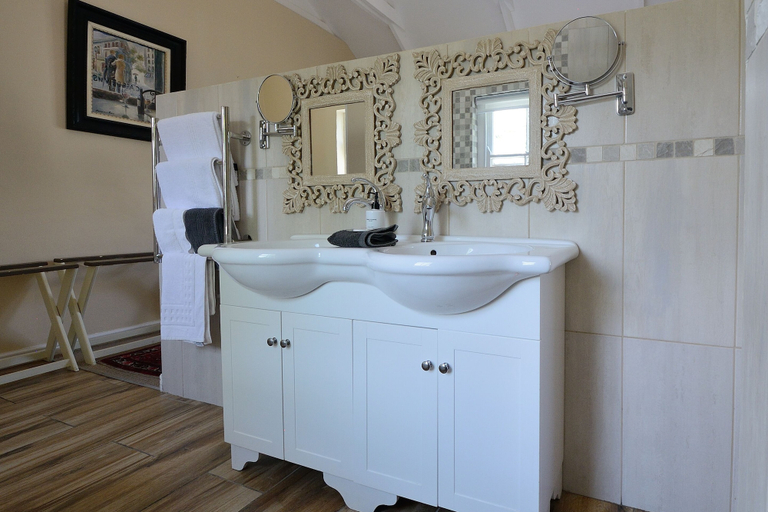 Bathroom 4, Le Petit Paris, Cape Winelands