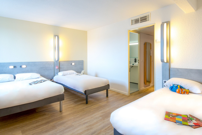 Bedroom 3, ibis budget Fréjus Saint-Raphaël Centre et Plage, Var