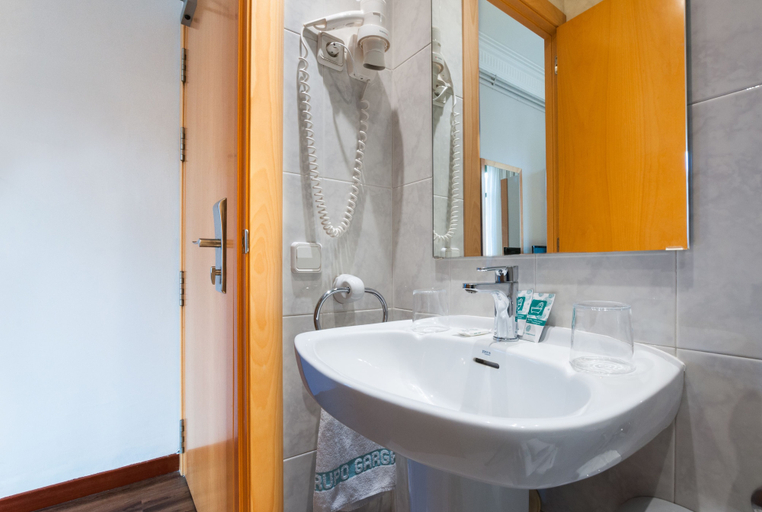 Bathroom 5, Hotel Lyon, Barcelona