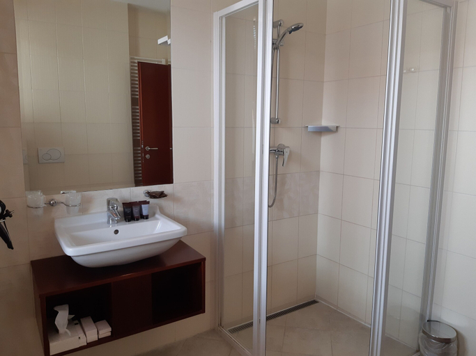 Bathroom 3, Hotel Park Avenue, Pieštany