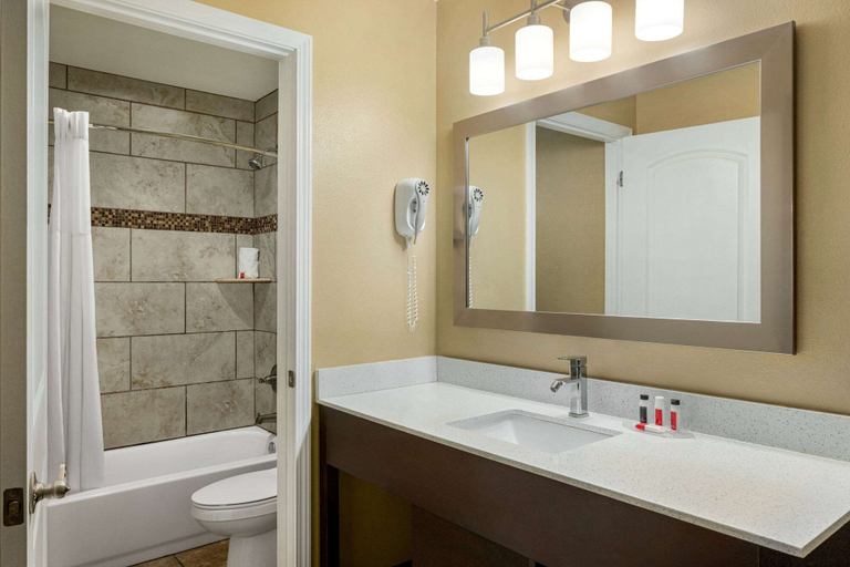 Bathroom 5, Howard Johnson by Wyndham Pigeon Forge, Sevier