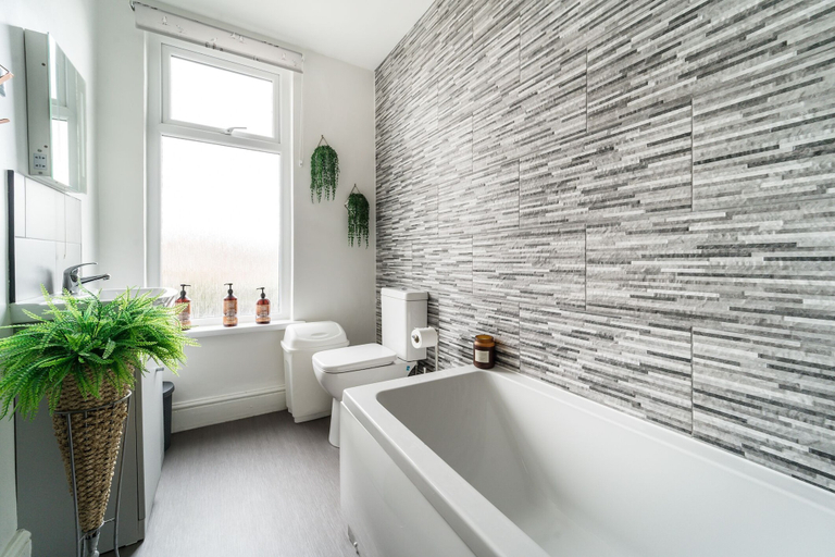 Bathroom, 2br-sleeps5-privategarden-freeparking-pets, Lancashire