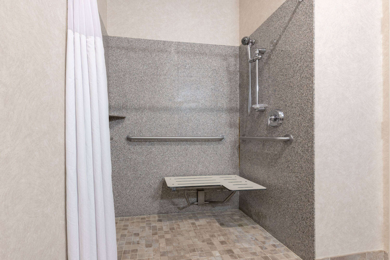 Bathroom 3, Baymont by Wyndham Pratt, Pratt