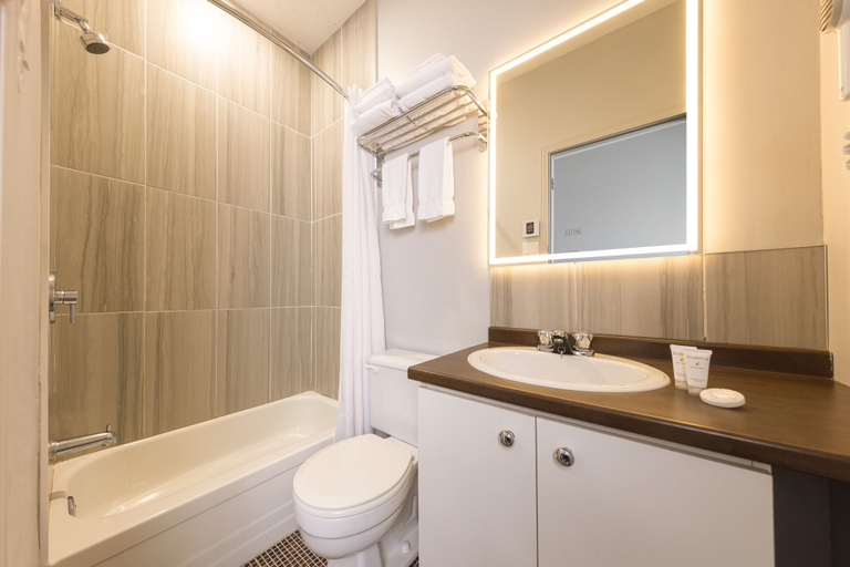 Bathroom 4, Hôtel du Nord, Communauté-Urbaine-de-Québec