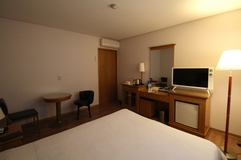 Bedroom 4, Daedong Hotel, Jeju