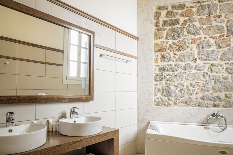 Bathroom 5, Xenon Inn, Peloponnese