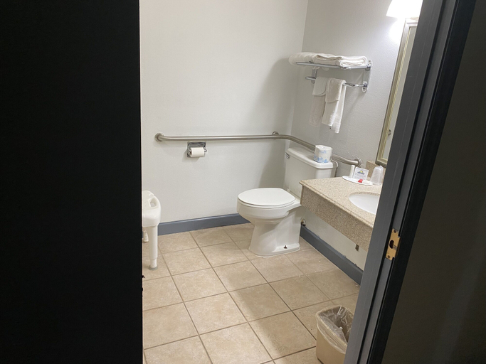 Bathroom 4, Days Inn by Wyndham Perryville, Perry