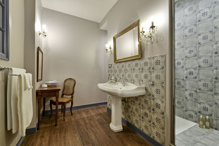 Bathroom 5, Château de la Villedubois, Ille-et-Vilaine