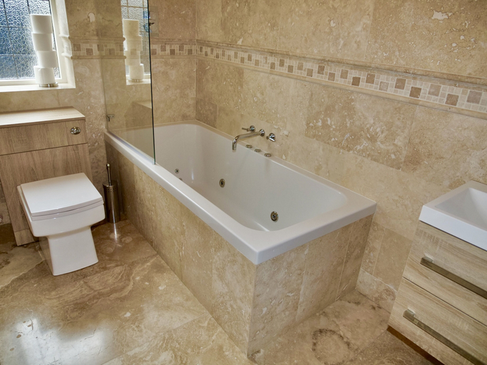 Bathroom, Deluxe 4/5 Bed Hot Tub Cinema Room 15, Essex