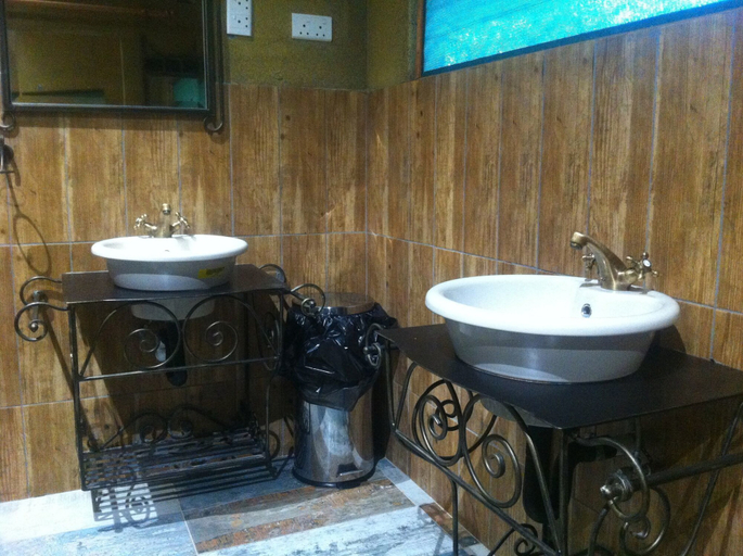 Bathroom 4, Makumutu Lodge & Campsite, Lethlakane